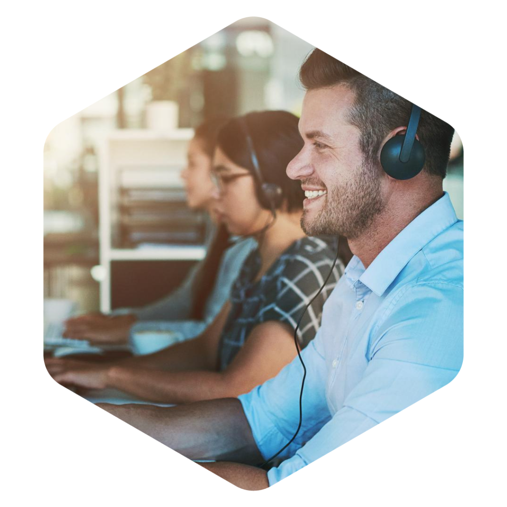 Ingeniero en sistemas dando soporte a cliente